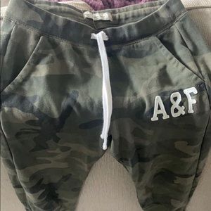 Abercrombie camo joggers - S